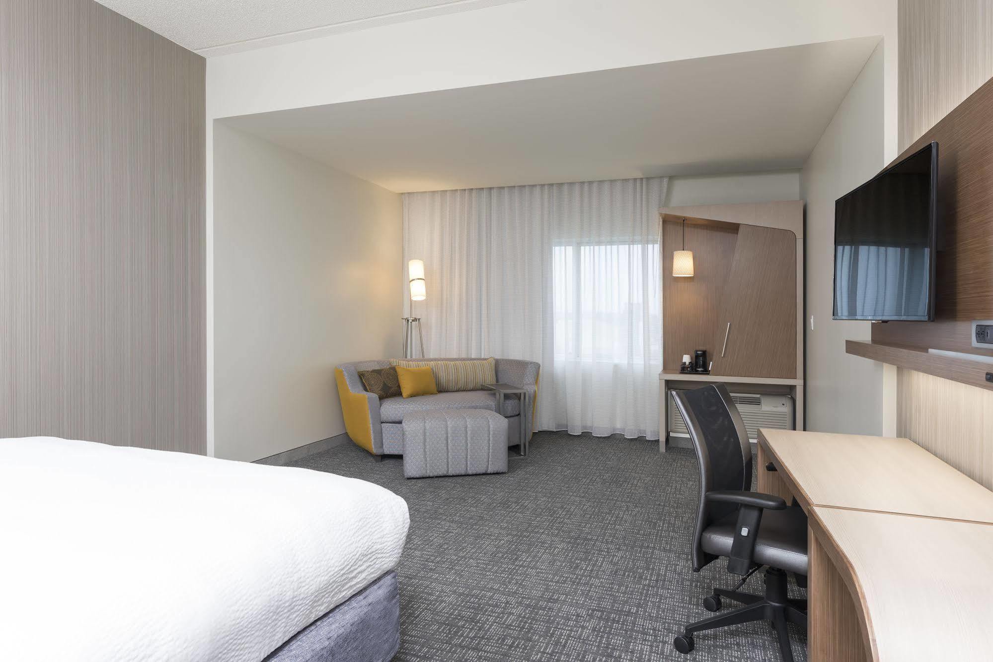 Courtyard By Marriott Mt. Pleasant At Central Michigan University Mount Pleasant Buitenkant foto